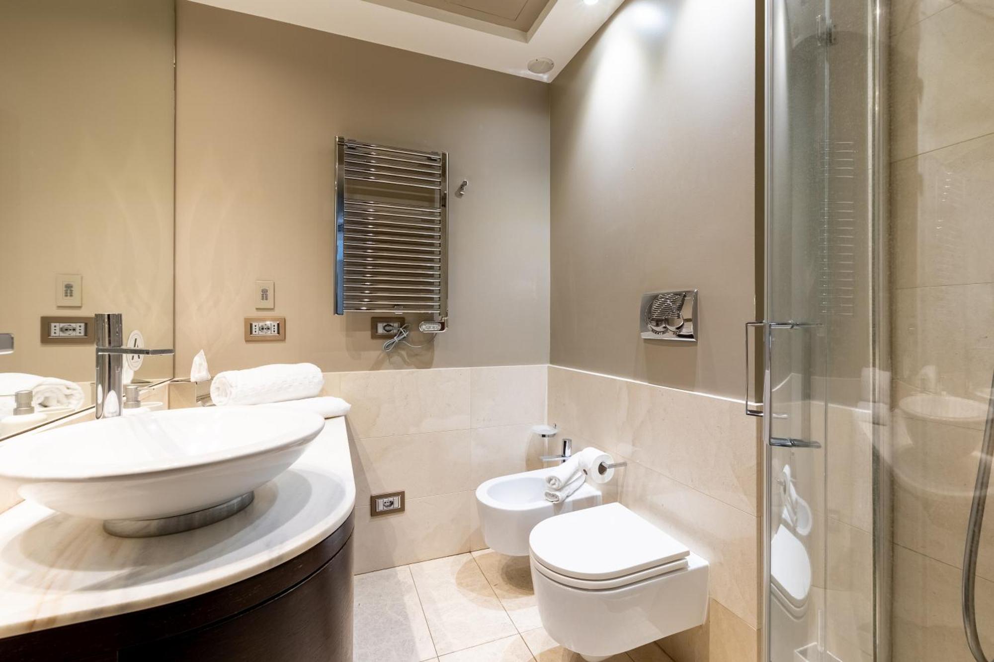 Nj Hotels & Apartments San Pietro All'Orto 6 Milan Bagian luar foto